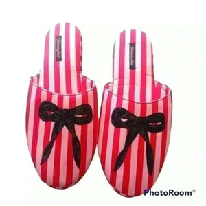 Victoria's Secrets Pink and Red Women's Slipper L 9/10